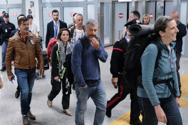 il senatore M5S Marco Croatti, l’eurodeputata PD Annalisa Corrado, il deputato PD Arturo Scotto, l’eurodeputata AVS Benedetta Scuderi componenti degli equipaggi della Global Sumud Flotilla in occasione del rientro in Italia dopo l’espulsione da Israele Aeroporto di Fiumicino Venerdì 03 Ottobre 2025. (foto Mauro Scrobogna / LaPresse) 

M5S Senator Marco Croatti, Democratic Party MEP Annalisa Corrado, Democratic Party MP Arturo Scotto, and AVS MEP Benedetta Scuderi crew members of the Global Sumud Flotilla on the occasion of their return to Italy after their expulsion from Israel at Fiumicino Airport on Friday October 03 2025. (Photo by Mauro Scrobogna / LaPresse)