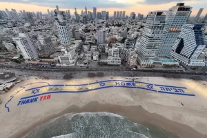 L’omaggio di Israele a Trump, la scritta vista dall’Air Force e le parole del presidente Usa: “Decisivo nostro attacco a impianti nucleari iraniani”