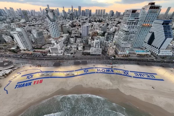 L’omaggio di Israele a Trump, la scritta vista dall’Air Force e le parole del presidente Usa: “Decisivo nostro attacco a impianti nucleari iraniani”