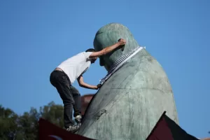 Corteo per Gaza, nessuna scusa: Roma in fiamme, la sinistra sorride
