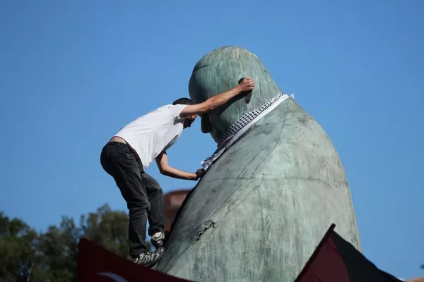 Corteo per Gaza, nessuna scusa: Roma in fiamme, la sinistra sorride