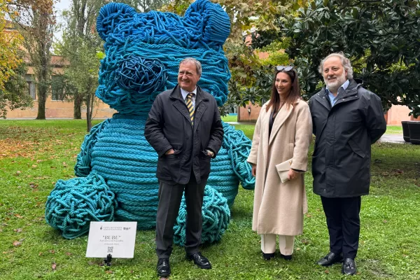 Venezia accoglie il ‘bubu negli intrecci del fanciullino’. L’opera di Emanuela Giacco esposta nel parco di San Servolo