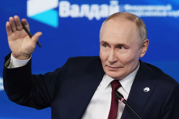 Il destino della guerra in Ucraina si gioca nella città di Pokrovsk: Putin avanza nel Donbass e minaccia test nucleari, Trump ‘distratto’