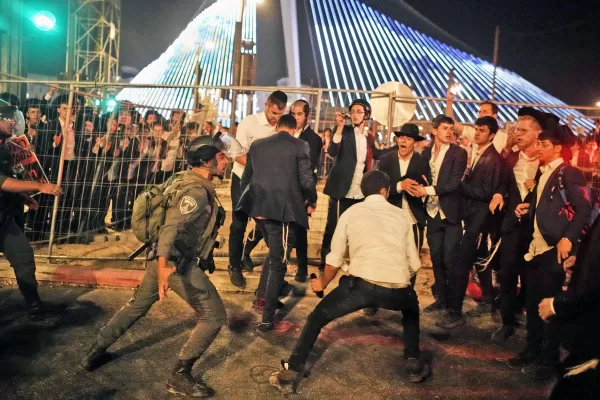 Police scuffle with ultra-Orthodox Jewish men during a protest against plans to force them to serve in the Israeli military, in Jerusalem, Thursday, Oct. 30, 2025. (AP Photo/Leo Correa)

Associated Press/LaPresse