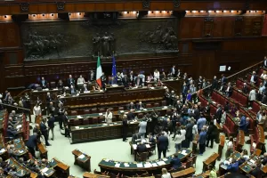 CAOS IN AULA ALLA CAMERA DURANTE IL VOTO