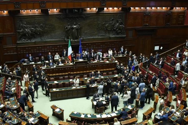 CAOS IN AULA ALLA CAMERA DURANTE IL VOTO