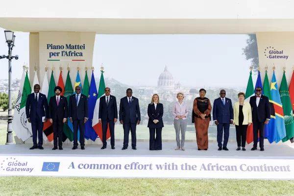 Da sx, Samaila Zubairu (Africa Finance Corporation, Ajay Banga (Banca Mondiale), Situmbeko Musokotwane (minitro Finanze Zambia), Mahmoud Ali Youssouf (Unione Africana), Philip Mpango (vicepresidente Tanzania), la presidente del Consiglio Giorgia Meloni, presidente della Commissione europea Ursula von der Leyen, Judith Suminwa Tuluka (primo ministro Congo), Tetè Antonio ((ministro Esteri Angola), Kristalina Georgeva (Fmi), Akinwumi Adesina (Banca africana sviluppo) a Villa Doria Pamphilj durante il vertice “The Mattei Plan for Africa and the Global gateway: a common effort with the african continent”, Roma, Venerdì 20 Giugno 2025 (Foto Roberto Monaldo / LaPresse) 

From left, Samaila Zubairu (Africa Finance Corporation), Ajay Banga (World Bank), Situmbeko Musokotwane (Minister of Finance of Zambia), Mahmoud Ali Youssouf (African Union), Philip Mpango (Vice President of Tanzania), premier Giorgia Meloni, president of the European Commission Ursula von der Leyen, Judith Suminwa Tuluka (Prime Minister of Congo), Tetè Antonio (Minister of Foreign Affairs of Angola), Kristalina Georgeva (IMF), Akinwumi Adesina (African Development Bank) at Villa Doria Pamphilj during the summit “The Mattei Plan for Africa and the Global gateway: a common effort with the African continent”, Rome, Friday, June 20, 2025 (Photo by Roberto Monaldo / LaPresse)