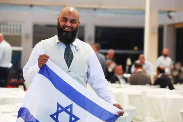 Prima jihadista pentito, ora sionista: “Israele è uno Stato sovrano. La maggioranza dei musulmani nel Regno Unito sostiene Hamas”