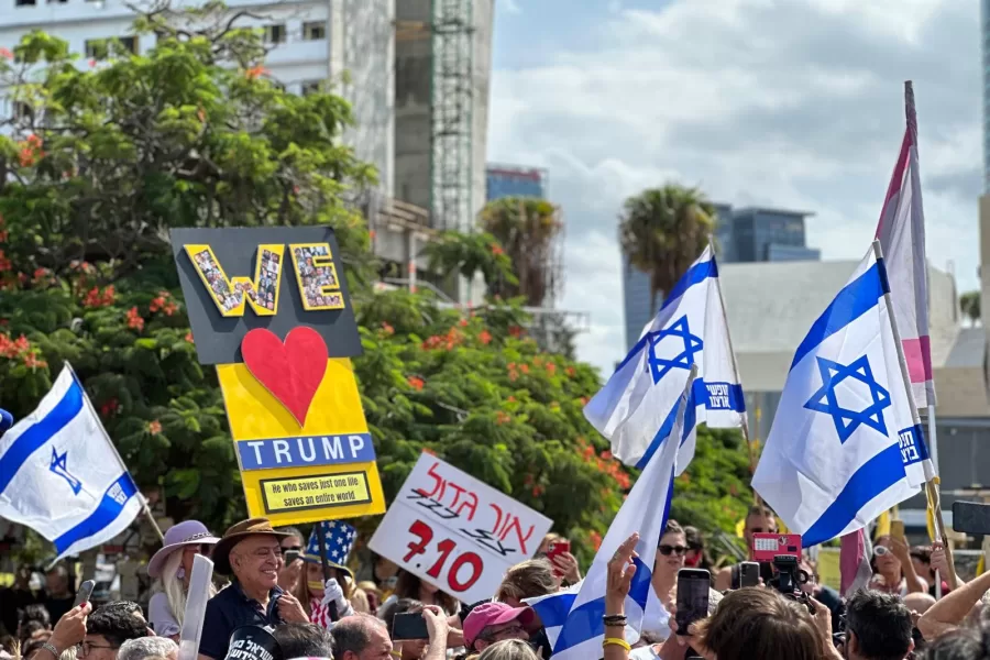 Accordo di Pace, a Tel Aviv la “piazza degli ostaggi” diventa il covo dei Maga