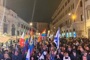 Piazza Santi Apostoli gremita: ‘A testa alta’ con gli ebrei, in duemila all’evento di Setteottobre e del Riformista