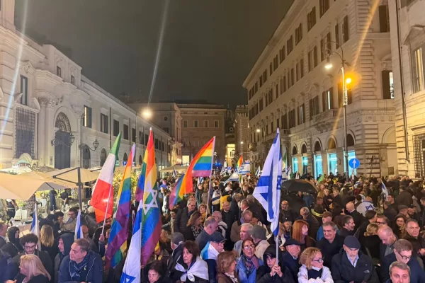 Piazza Santi Apostoli gremita: ‘A testa alta’ con gli ebrei, in duemila all’evento di Setteottobre e del Riformista
