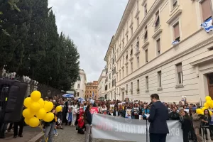 Una luce per gli ostaggi. Roma non dimentica il 7 ottobre