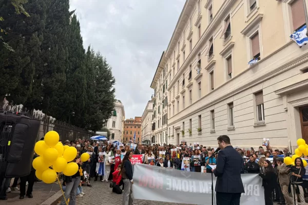 Una luce per gli ostaggi. Roma non dimentica il 7 ottobre