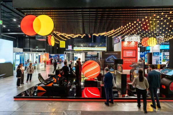 Mastercard scommette su agenti digitali e pagamenti istantanei NFC: “Mangiate una pizza e pagate avvicinando i due telefoni”