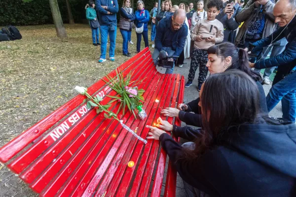 Presidio associazioni e comitati di quartiere accanto alla panchina rossa nel parco di Via Stefanardo Da Vimercate dopo il femminicidio di Pamela Genini – Milano, Italia – Giovedì, 16 ottobre 2025 (foto Stefano Porta / LaPresse)

Neighborhood associations and committees gather near the red bench in the park on Via Stefanardo Da Vimercate following the femicide of Pamela Genini.
 – Milan, Italy – Thursday , 16 October 2025  (photo Stefano Porta / LaPresse)