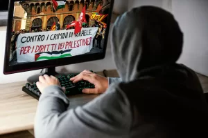 Che cos’è la guerra cognitiva e perché l’Italia è l’obiettivo numero uno: la sfida alla democrazia liberale