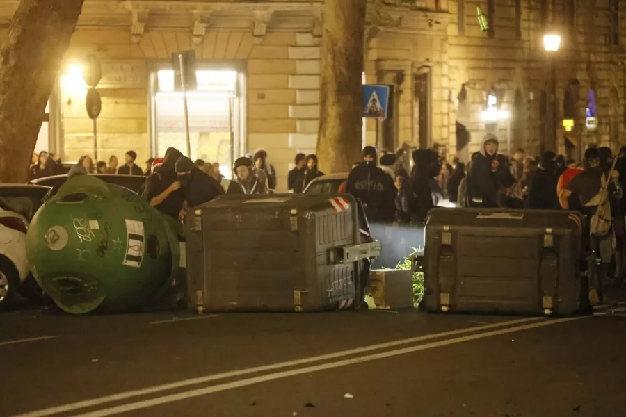 Tensioni dopo la Manifestazione Nazionale per la Palestina. un gruppo si stacca dal corteo e da fuoco a una macchina e cassonetti intorno a piazza Vittorio   Ñ RomaÑItalia ÑSabato 4 Ottobre 2025 – Cronaca – (foto di Cecilia Fabiano/ LaPresse) 
Tensions erupted after the National Demonstration for Palestine. A group broke away from the march and set fire to a car and garbage bins around Piazza Vittorio.Ñ RomeÑItaly Ñ Saturday October 4, 2025 – News – (photo by Cecilia Fabiano/LaPresse)