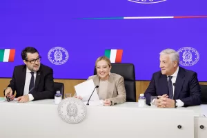 Il ministro delle Infrastrutture Matteo Salvini, la presidente del Consiglio Giorgia Meloni e il ministro degli Esteri Antonio Tajani durante l’illustrazione della legge di Bilancio in occasione della conferenza stampa al termine del Consiglio dei ministri a Palazzo Chigi, Roma, Venerdì 17 Ottobre 2025 (Foto Roberto Monaldo / LaPresse) 

Infrastructure minister Matteo Salvini, premier Giorgia Meloni and Foreign minister Antonio Tajani during the presentation of the Budget law on the occasion of the press conference following the Council of Ministers at Palazzo Chigi, Rome, Friday, October 17, 2025 (Photo by Roberto Monaldo / LaPresse)