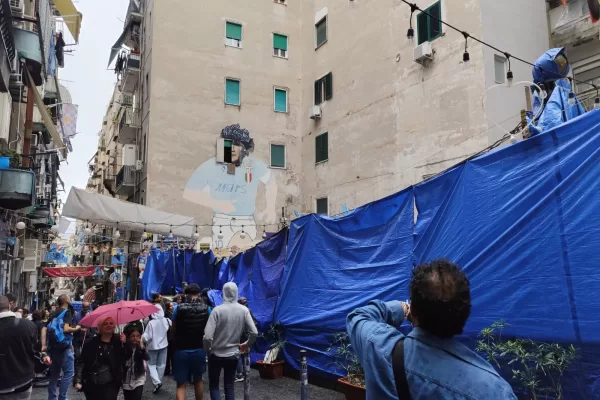 La protesta dei commercianti di Largo Maradona e la delusione dei turisti sotto la pioggia: “Cierra la ventana”