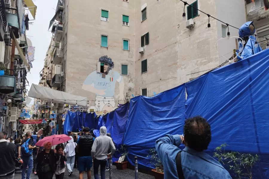 La protesta dei commercianti di Largo Maradona e la delusione dei turisti sotto la pioggia: “Cierra la ventana”