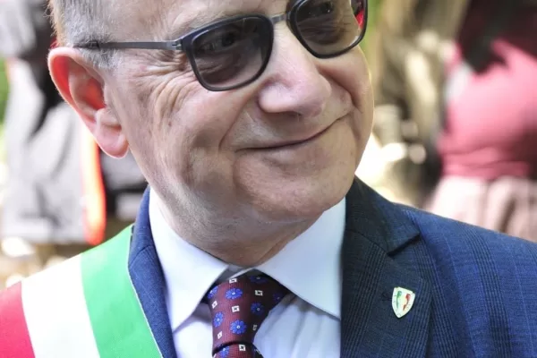 Chieti, il sindaco Ferrara vieta farmaci provenienti da Israele. Un “Churchill de noantri” che ha dimenticato il passato da medico