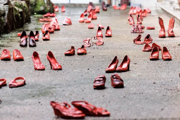 L’installazione “Zapatos rojos” curata dal liceo Enrico Fermi Salò di Brescia e inaugurata al Chiostro della Cisterna di Palazzo San Macuto in occasione della Giornata internazionale per l’eliminazione della violenza contro le donne, Roma, Martedì 25 Novembre 2025 (Foto Roberto Monaldo / LaPresse) 

Installation “Zapatos rojos” curated by the Enrico Fermi Salò high school in Brescia and inaugurated at the Chiostro della Cisterna of Palazzo San Macuto on the occasion of the International Day for the Elimination of Violence against Women, Rome, Tuesday, November 25, 2025 (Photo by Roberto Monaldo / LaPresse)