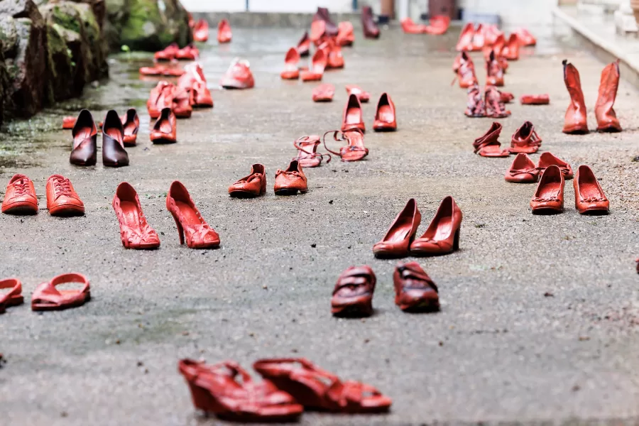 L’installazione “Zapatos rojos” curata dal liceo Enrico Fermi Salò di Brescia e inaugurata al Chiostro della Cisterna di Palazzo San Macuto in occasione della Giornata internazionale per l’eliminazione della violenza contro le donne, Roma, Martedì 25 Novembre 2025 (Foto Roberto Monaldo / LaPresse) 

Installation “Zapatos rojos” curated by the Enrico Fermi Salò high school in Brescia and inaugurated at the Chiostro della Cisterna of Palazzo San Macuto on the occasion of the International Day for the Elimination of Violence against Women, Rome, Tuesday, November 25, 2025 (Photo by Roberto Monaldo / LaPresse)