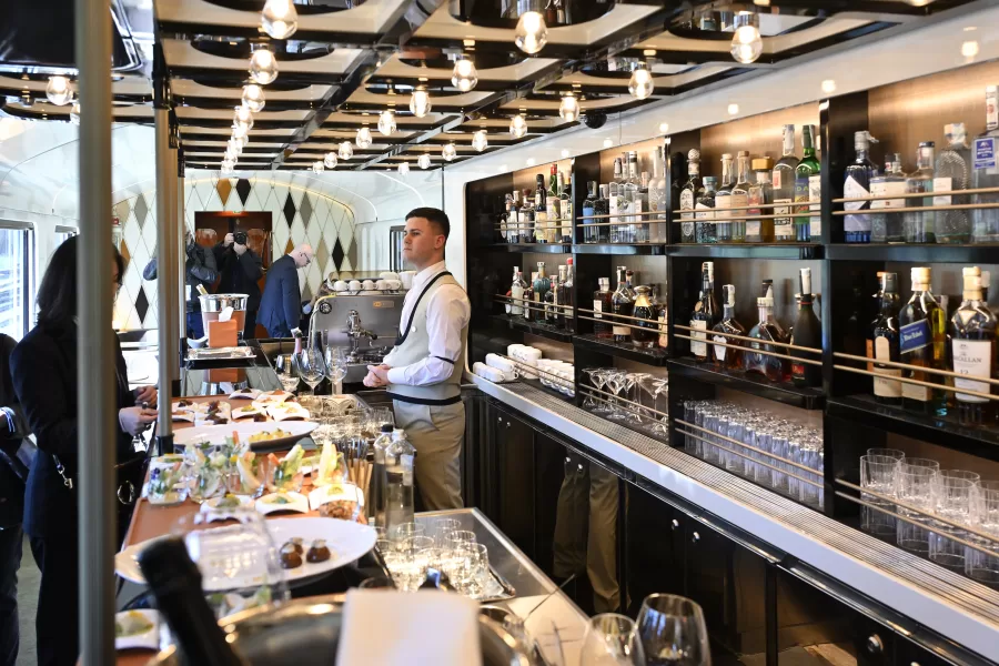 IL TRENO LA DOLCE VITA ORIENT EXPRESS LUSSO HOSTESS VAGONE RISTORANTE BAR BARISTA COCKTAIL BUFFET APERITIVO APERITIVI