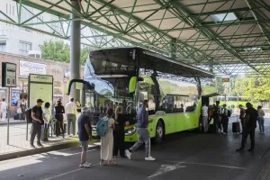 Lampugnano Flixbus turisti e viaggiatori
Milano – Italia – Cronaca
Lunedì, 28 Luglio, 2025 (Foto di Marco Ottico/Lapresse)

Lampugnano Flixbus tourists and travelers
Milan – Italy – News
Monday, 28 July, 2025 (Photo by Marco Ottico/Lapresse)