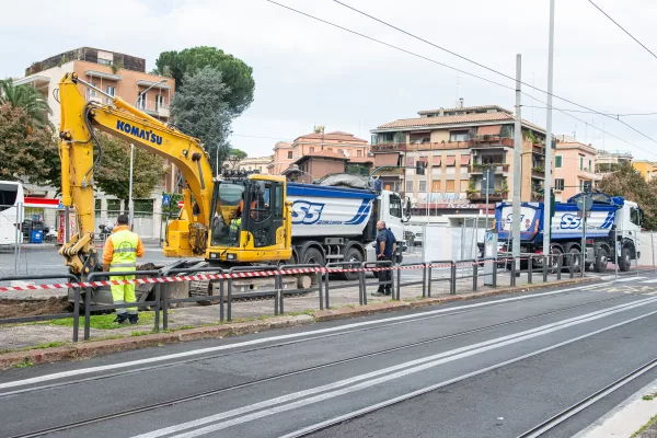 Cantieri stradali rifacimento asfalto. Nella foto il cantiere di Viale Aventino. Mercoledì 13 Novembre 2024 (foto Valentina Stefanelli / LaPresse)

Road construction sites asphalt resurfacing. In the photo the construction site of via Ostiense closed. Wednesday 13 November 2024 (photo Valentina Stefanelli / LaPresse)