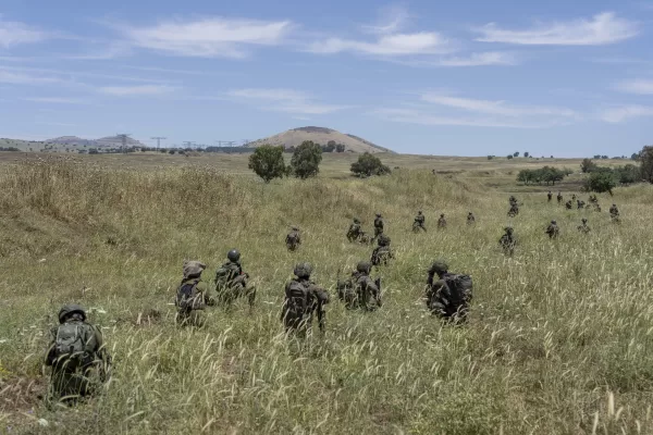 FILE – Israeli combat reservists take position during training in the Israeli-controlled Golan Heights on May 8, 2024. (AP Photo/Ohad Zwigenberg, File)
Associated Press/LaPresse FILE – Israeli combat reservists take position during training in the Israeli-controlled Golan Heights on May 8, 2024. (AP Photo/Ohad Zwigenberg, File)
Associated Press/LaPresse