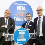 Il presidente dell’Unione camere penali Francesco Petrelli  (al centro) insieme al sg Rinaldo Romanelli (dx) e il presidente della fondazione Ucpi Beniamino Migliucci (sx) durante la presentazione del Comitato per il Sì al referendum sulla separazione delle carriere dei magistrati, Roma, Mercoledì 5 Novembre 2025 (Foto Roberto Monaldo / LaPresse) 

President of the Union of Criminal Chambers Francesco Petrelli, with general secretary Rinaldo Romanelli (right) and the president of the Ucpi foundation Beniamino Migliucci (left) during the presentation of the Committee vote Yes in the referendum on the separation of judicial careers, Rome, Wednesday, November 5, 2025 (Photo by Roberto Monaldo / LaPresse)
