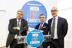 Il presidente dell’Unione camere penali Francesco Petrelli  (al centro) insieme al sg Rinaldo Romanelli (dx) e il presidente della fondazione Ucpi Beniamino Migliucci (sx) durante la presentazione del Comitato per il Sì al referendum sulla separazione delle carriere dei magistrati, Roma, Mercoledì 5 Novembre 2025 (Foto Roberto Monaldo / LaPresse) 

President of the Union of Criminal Chambers Francesco Petrelli, with general secretary Rinaldo Romanelli (right) and the president of the Ucpi foundation Beniamino Migliucci (left) during the presentation of the Committee vote Yes in the referendum on the separation of judicial careers, Rome, Wednesday, November 5, 2025 (Photo by Roberto Monaldo / LaPresse)