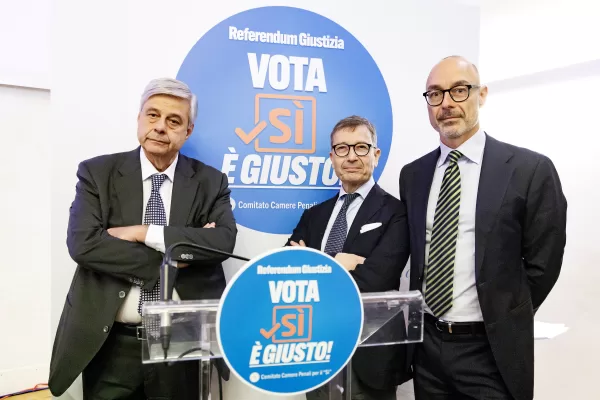 Il presidente dell’Unione camere penali Francesco Petrelli  (al centro) insieme al sg Rinaldo Romanelli (dx) e il presidente della fondazione Ucpi Beniamino Migliucci (sx) durante la presentazione del Comitato per il Sì al referendum sulla separazione delle carriere dei magistrati, Roma, Mercoledì 5 Novembre 2025 (Foto Roberto Monaldo / LaPresse) 

President of the Union of Criminal Chambers Francesco Petrelli, with general secretary Rinaldo Romanelli (right) and the president of the Ucpi foundation Beniamino Migliucci (left) during the presentation of the Committee vote Yes in the referendum on the separation of judicial careers, Rome, Wednesday, November 5, 2025 (Photo by Roberto Monaldo / LaPresse)