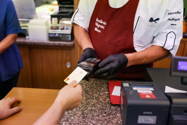 Pos e registratori, come funzionerà il nuovo sistema: scadenze e obblighi per esercenti e professionisti Pos e registratori, come funzionerà il nuovo sistema: scadenze e obblighi per esercenti e professionisti