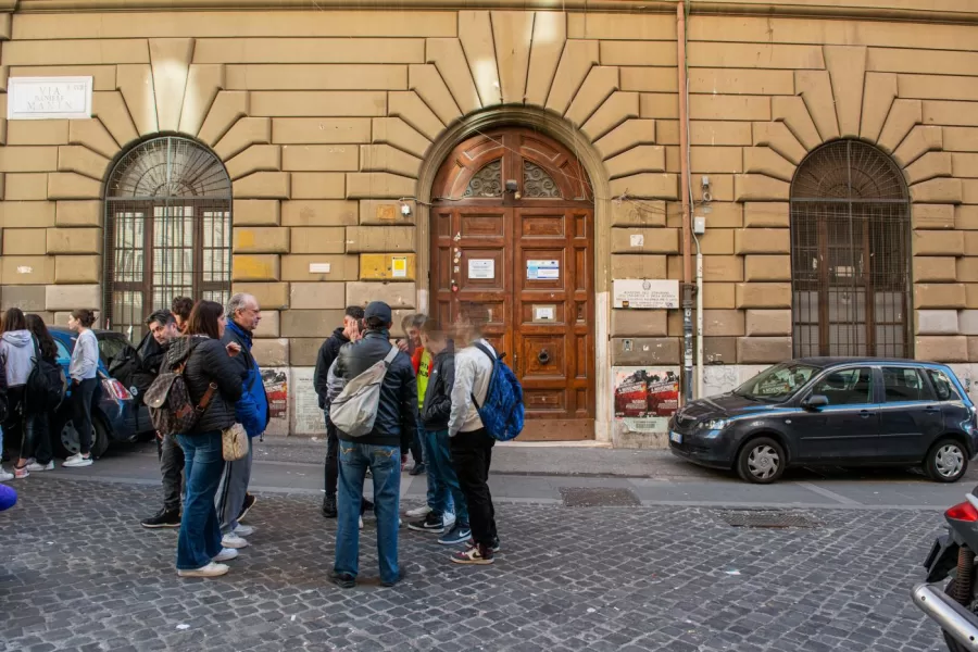 Alunno punta pistola contro il professore: “Era un’arma giocattolo, uno scherzo”. Tensione tra i compagni in classe: “Il solito pagliaccio”