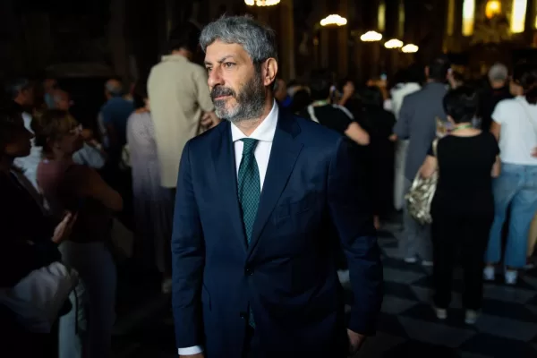 Naples, September 19, 2025, Miracle of San Gennaro: Cathedral, in the photo, Cardinal Monsignor Domenico Battaglia shows the faithful the reliquary with the dissolved blood of San Gennaro, the Patron Saint of the city of Naples. In the photo, Roberto Fico
(Photo by Alessandro Garofalo/LaPresse)
Napoli, 19 settembre 2025, Miracolo di San Gennaro – Il reliquiario contenente il sangue dissolto di San Gennaro, patrono della città di Napoli. (Foto di Alessandro Garofalo/LaPresse) Naples, September 19, 2025, Miracle of San Gennaro: Cathedral, in the photo, Cardinal Monsignor Domenico Battaglia shows the faithful the reliquary with the dissolved blood of San Gennaro, the Patron Saint of the city of Naples. In the photo, Roberto Fico
(Photo by Alessandro Garofalo/LaPresse)
Napoli, 19 settembre 2025, Miracolo di San Gennaro – Il reliquiario contenente il sangue dissolto di San Gennaro, patrono della città di Napoli. (Foto di Alessandro Garofalo/LaPresse)
