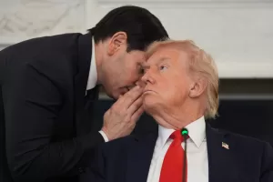 Secretary of State Marco Rubio whispers to President Donald Trump during a roundtable meeting on antifa in the State Dining Room at the White House, Wednesday, Oct. 8, 2025, in Washington. (AP Photo/Evan Vucci)

Associated Press/LaPresse