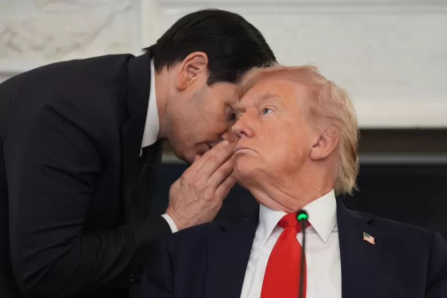 Secretary of State Marco Rubio whispers to President Donald Trump during a roundtable meeting on antifa in the State Dining Room at the White House, Wednesday, Oct. 8, 2025, in Washington. (AP Photo/Evan Vucci)

Associated Press/LaPresse