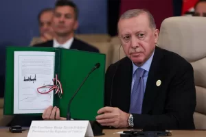 Turkey’s President Recep Tayyip Erdogan holds a signed document during a summit to support ending the more than two-year Israel-Hamas war in Gaza after a breakthrough ceasefire deal, Monday, Oct. 13, 2025, in Sharm El Sheikh, Egypt. (Suzanne Plunkett/Pool via AP)


Associated Press/LaPresse