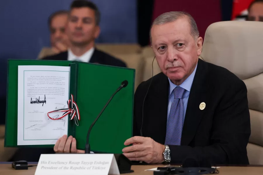 Turkey’s President Recep Tayyip Erdogan holds a signed document during a summit to support ending the more than two-year Israel-Hamas war in Gaza after a breakthrough ceasefire deal, Monday, Oct. 13, 2025, in Sharm El Sheikh, Egypt. (Suzanne Plunkett/Pool via AP)


Associated Press/LaPresse