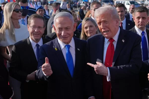 FILE – President Donald Trump poses for a photo with Israel’s Prime Minister Benjamin Netanyahu before he boards Air Force One at Ben Gurion International Airport, Oct. 13, 2025, near Tel Aviv, as Israel’s President Isaac Herzog, left, watches. (AP Photo/Evan Vucci, File)
Associated Press / LaPresse
Only italy and spain FILE – President Donald Trump poses for a photo with Israel’s Prime Minister Benjamin Netanyahu before he boards Air Force One at Ben Gurion International Airport, Oct. 13, 2025, near Tel Aviv, as Israel’s President Isaac Herzog, left, watches. (AP Photo/Evan Vucci, File)
Associated Press / LaPresse
Only italy and spain