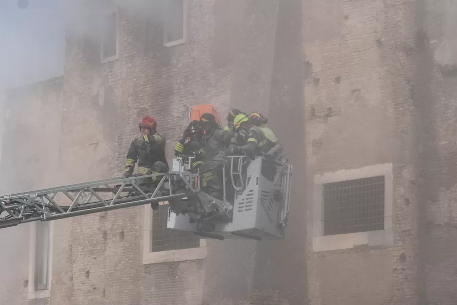 Crollo a Roma, cede parte della Torre dei Conti. Operaio grave, un altro è sotto le macerie “ma risponde” ai soccorritori: “Operazioni complesse”