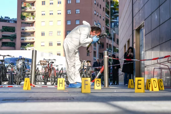 Donna accoltellata a Milano, l’aggressore identificato dalle telecamere, diffusa la foto: è caccia all’uomo