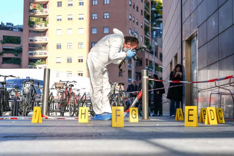 Donna accoltellata a Milano, l’aggressore identificato dalle telecamere, diffusa la foto: è caccia all’uomo
