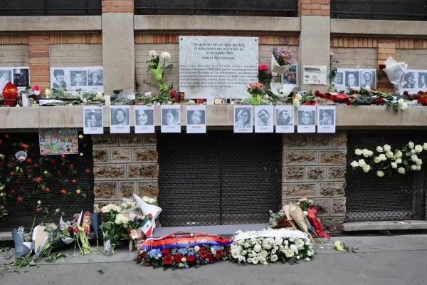 Flowers and photographs of victims near are placed near La Bonne Biere cafe, Thursday Nov. 13, 2025 in Paris as part of ceremonies marking the 10th anniversary of terrorist attacks that killed 132 people and injured hundreds. (Ludovic Marin, Pool photo via AP)





Associate Press/ LaPresse
Only Italy and Spain