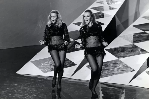 Anni ’80
Archivio Storico/ LaPresse
Le Gemelle Kessler sono state un duo artistico tedesco composto dalle sorelle Alice ed Ellen Kessler, che ha avuto grande notorietà in Italia a partire dagli anni sessanta.
Gemelle Kessler. sorelle Alice ed Ellen Kessler
In the photo: Kessler Gemelle. sisters Alice and Ellen Kessler Anni ’80
Archivio Storico/ LaPresse
Le Gemelle Kessler sono state un duo artistico tedesco composto dalle sorelle Alice ed Ellen Kessler, che ha avuto grande notorietà in Italia a partire dagli anni sessanta.
Gemelle Kessler. sorelle Alice ed Ellen Kessler
In the photo: Kessler Gemelle. sisters Alice and Ellen Kessler