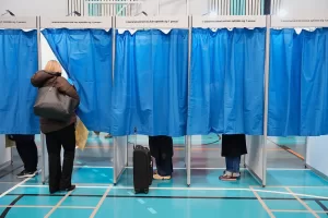 Regionali, l’astensione di massa e il teatrino che costa decine di milioni. Ma nessuna pensa al voto digitale