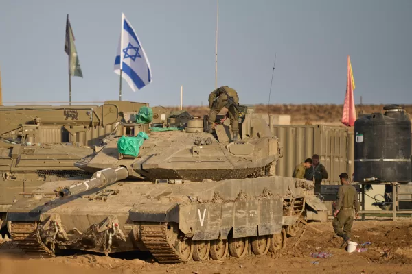 Israeli soldiers work on tanks at a staging area on the border with Gaza Strip, in southern Israel, Tuesday, Nov. 18, 2025. (AP Photo/Ohad Zwigenberg)
Associate Press/ LaPresse
Only Italy and Spain Israeli soldiers work on tanks at a staging area on the border with Gaza Strip, in southern Israel, Tuesday, Nov. 18, 2025. (AP Photo/Ohad Zwigenberg)
Associate Press/ LaPresse
Only Italy and Spain