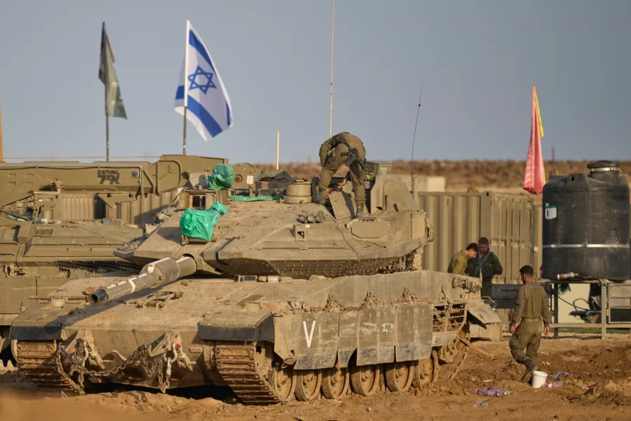 Israeli soldiers work on tanks at a staging area on the border with Gaza Strip, in southern Israel, Tuesday, Nov. 18, 2025. (AP Photo/Ohad Zwigenberg)





Associate Press/ LaPresse
Only Italy and Spain